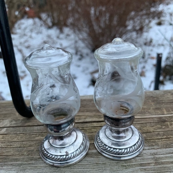 Quaker Silver Etched Glass Salt & Pepper Shakers - Picture 7 of 9